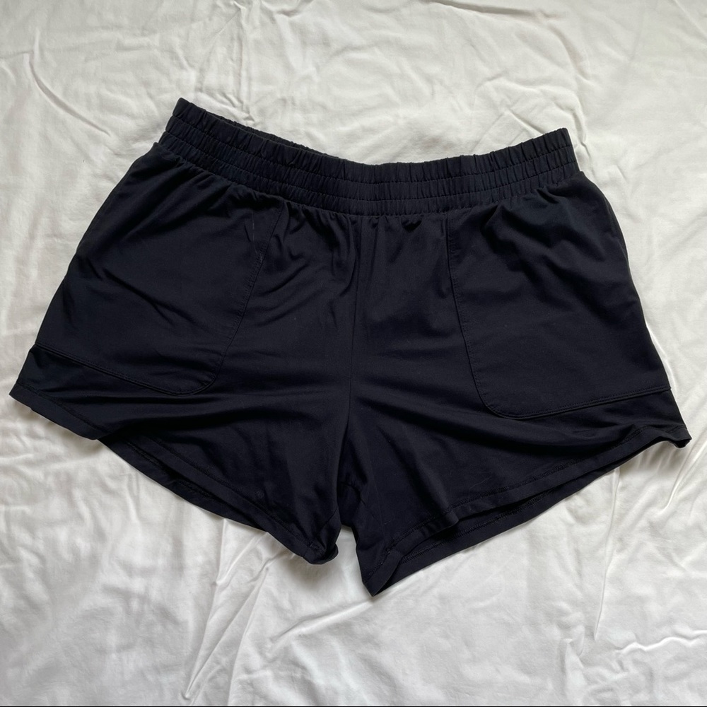 Black active shorts
